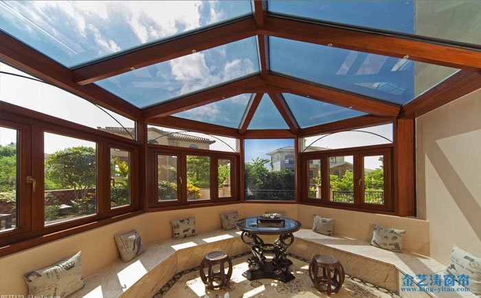 玻璃陽(yáng)光房裝電動(dòng)天棚簾好不好?電動(dòng)天棚簾的優(yōu)缺點(diǎn) 陽(yáng)光房電動(dòng)天棚簾