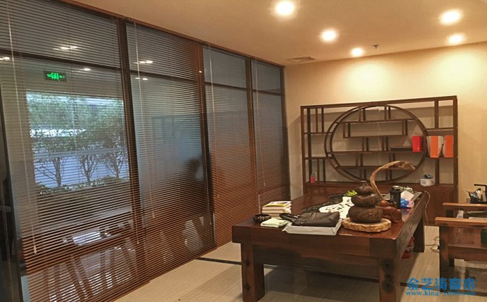 卷簾窗和百葉窗哪個(gè)好 卷簾窗和百葉窗兩者的比較 百葉窗