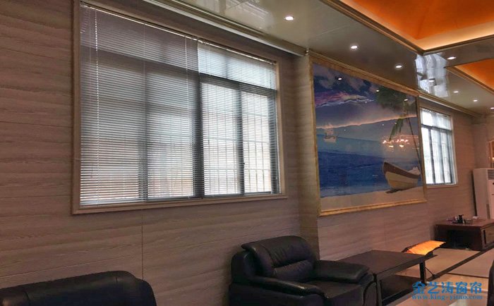 卷簾窗簾價(jià)格各異 金藝濤窗簾網(wǎng)傳授卷簾窗簾清洗術(shù) 百葉簾